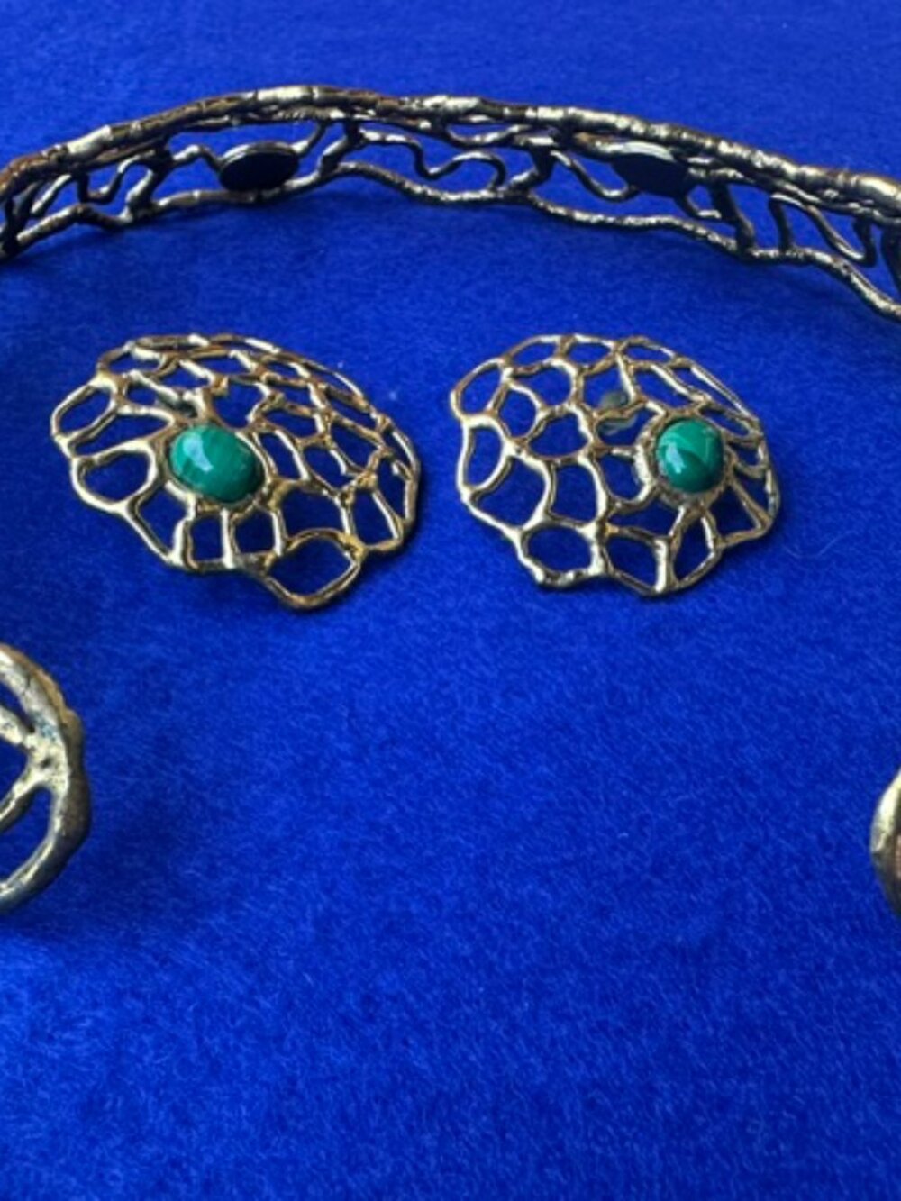 Gold Tone Open Wire Work Choker Necklace, Green Stones & Post Earrings - Picture 7 of 7